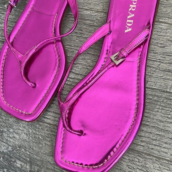 Prada ITALY vivid pink patent leather flat sandals Sz 38 - Picture 3 of 7